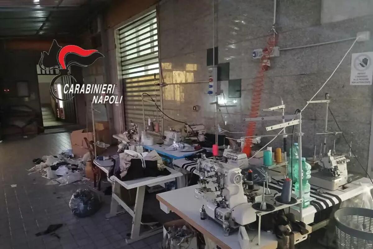 Dormitorio accanto alla fabbrica, 76 operai vivevano nel degrado - 