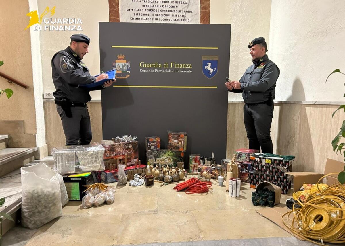 Guardia di Finanza sequestra 60 chili di materiale pirotecnico, denunciate 2 persone. - 