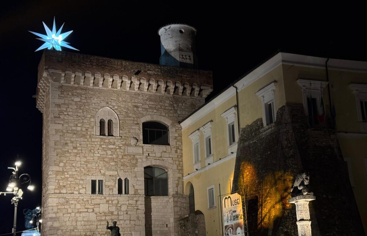 Stella Cometa splende sul torrione della Rocca - 
