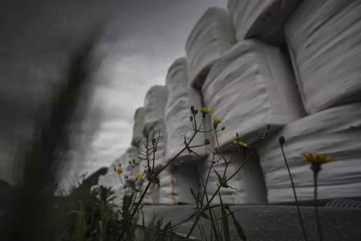 Incidente nel sito di stoccaggio di ecoballe di Giugliano, morto un operaio - 