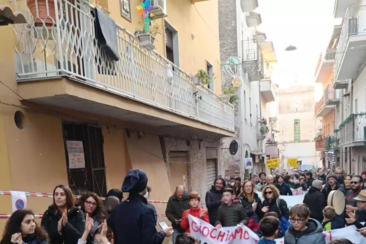 "Basta impianti per i rifiuti" centinaia di cittadini in piazza - 