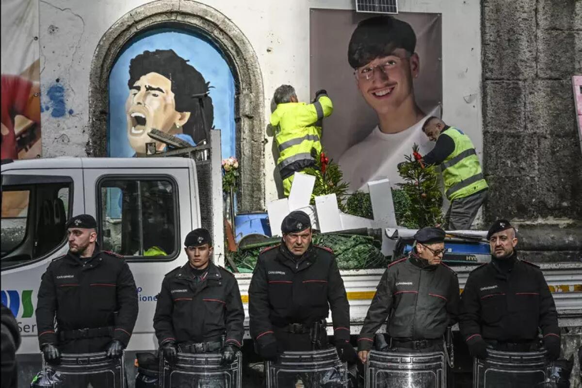 Era dedicato a Emanuele Tufano, 15enne assassinato l'altarino rimosso dai Carabinieri - 