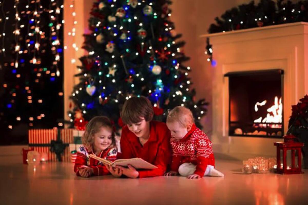 Il Natale di una volta: semplicità e comunità, il Natale di oggi: smartphone, internet e videogiochi. - 
