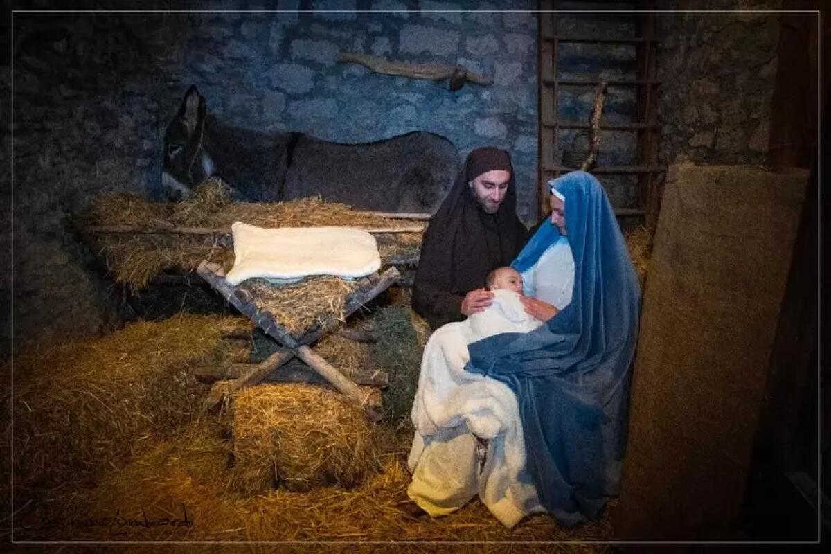 Pietrelcina. Presepe vivente con oltre 300 figuranti, la natività nella casa natale di San Pio. - 