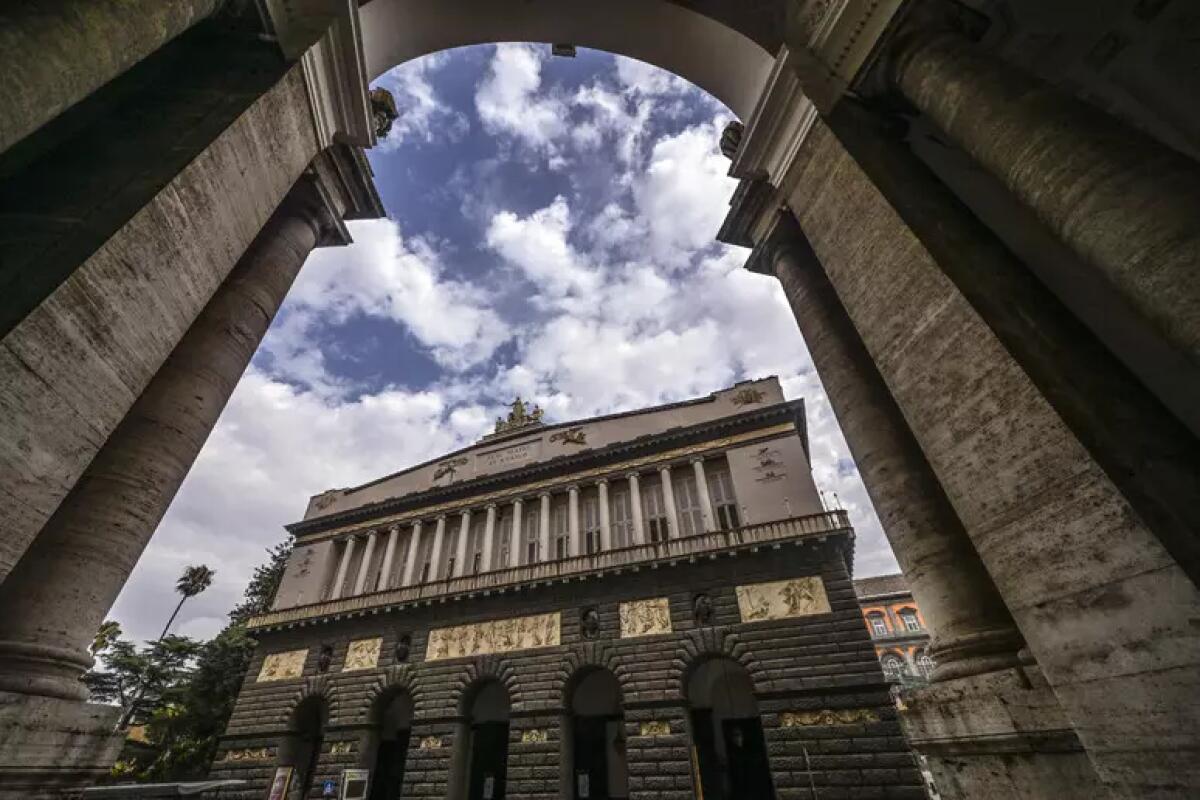 Guardia di Finanza al Teatro San Carlo per acquisire atti su gestione - 