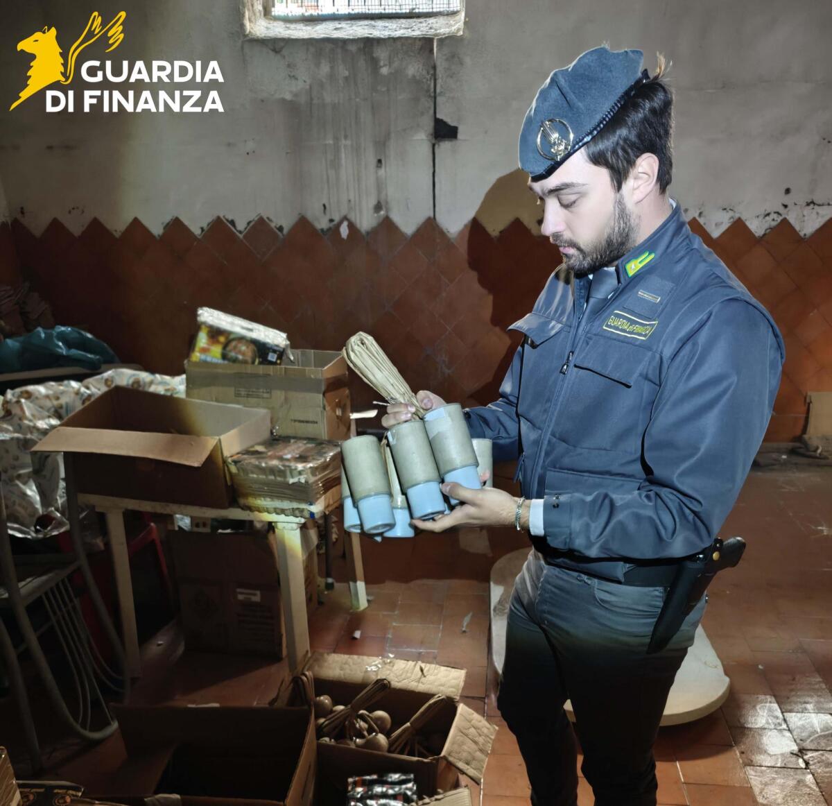  Sequestrati oltre 300 mila fuochi di artificio illegali e altamente pericolosi, arrestate due persone. - 