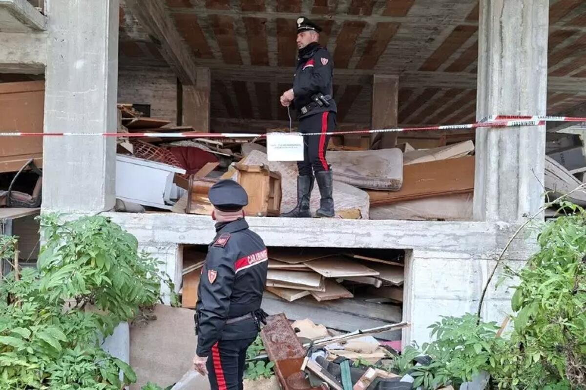 Distesa di rifiuti in fabbricato mai completato, scatta il sequestro - 