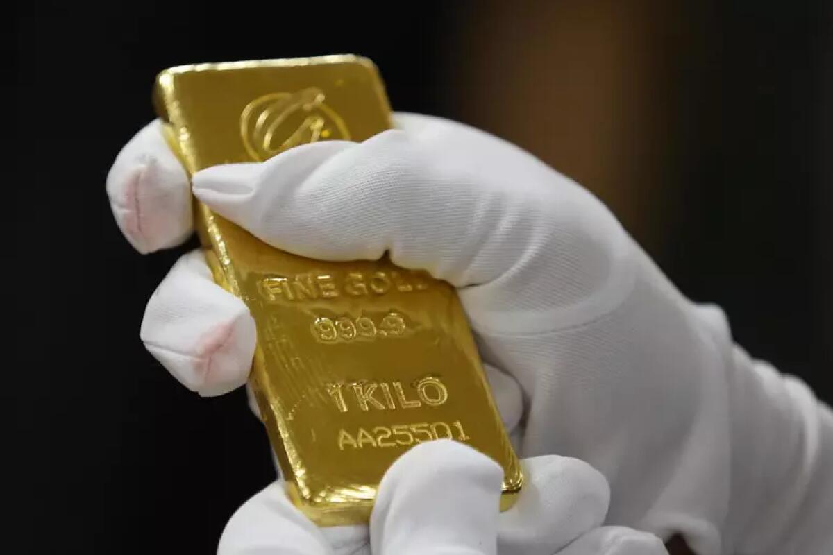 Arrestato in un parcheggio mentre consegna una busta con i soldi provento di traffici illeciti. - 