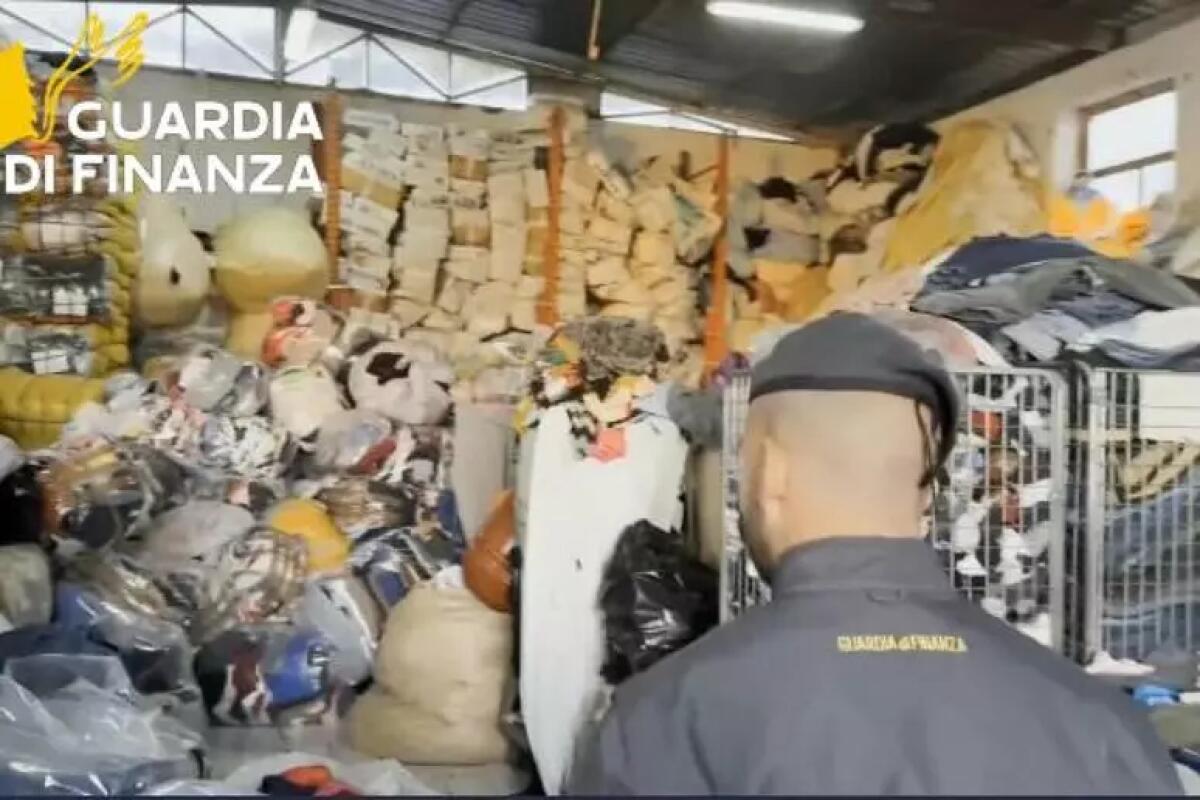 Riciclavano vestiti usati, sequestro fabbrica abusiva a Ercolano - 
