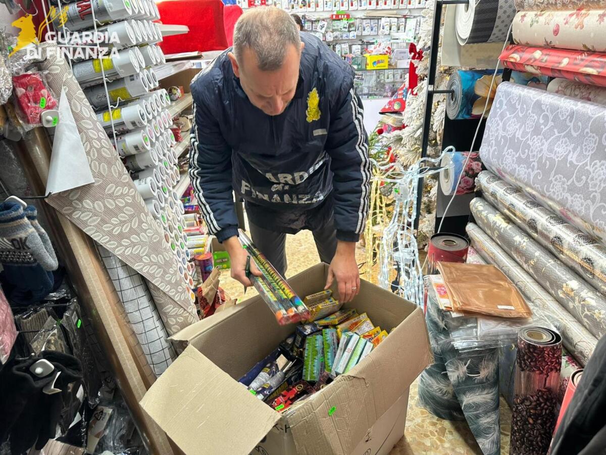 Irpinia. Sottoposti a sequestro oltre 15.000 artifizi pirotecnici detenuti illegalmente e oltre 18.000 prodotti natalizi "non sicuri". - 