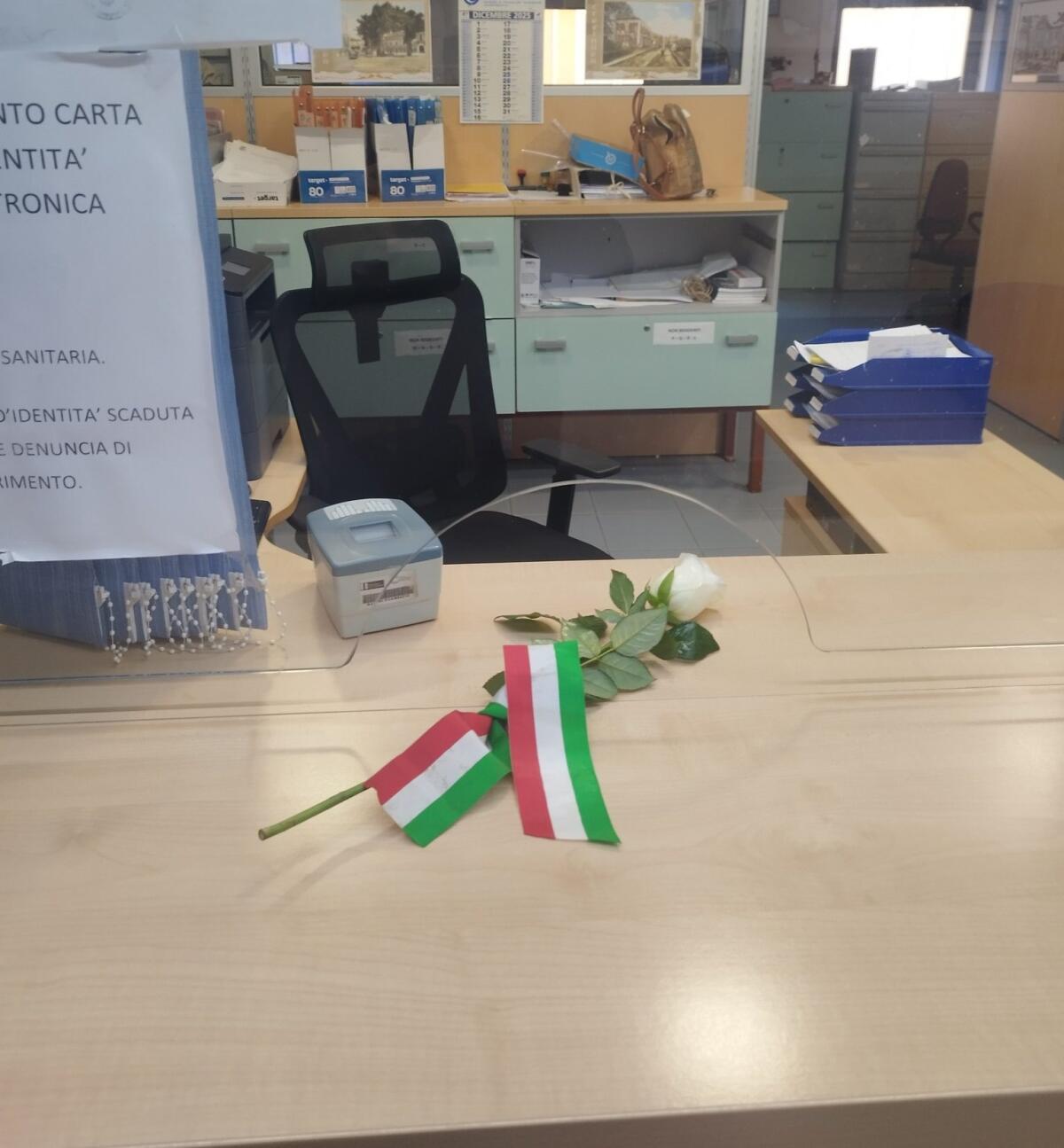 Cervinara. Una rosa bianca sulla scrivania al Comune di Peppino Ricci - 