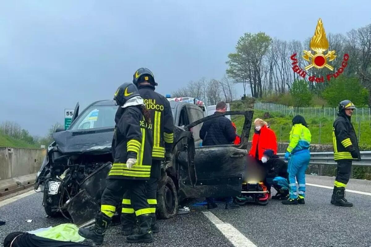 Maxi tamponamento su A16, nove feriti - 