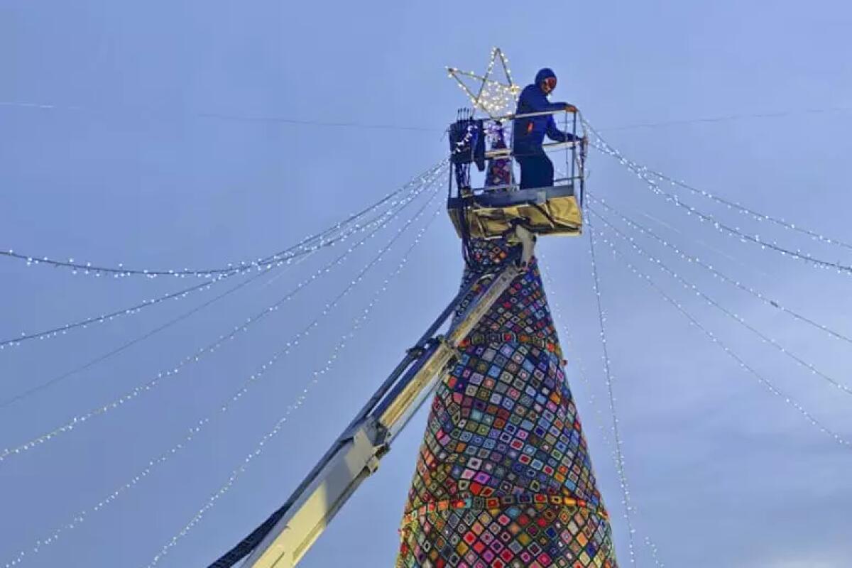 Migliaia centrini per albero Natale guinness fatto ad uncinetto - 
