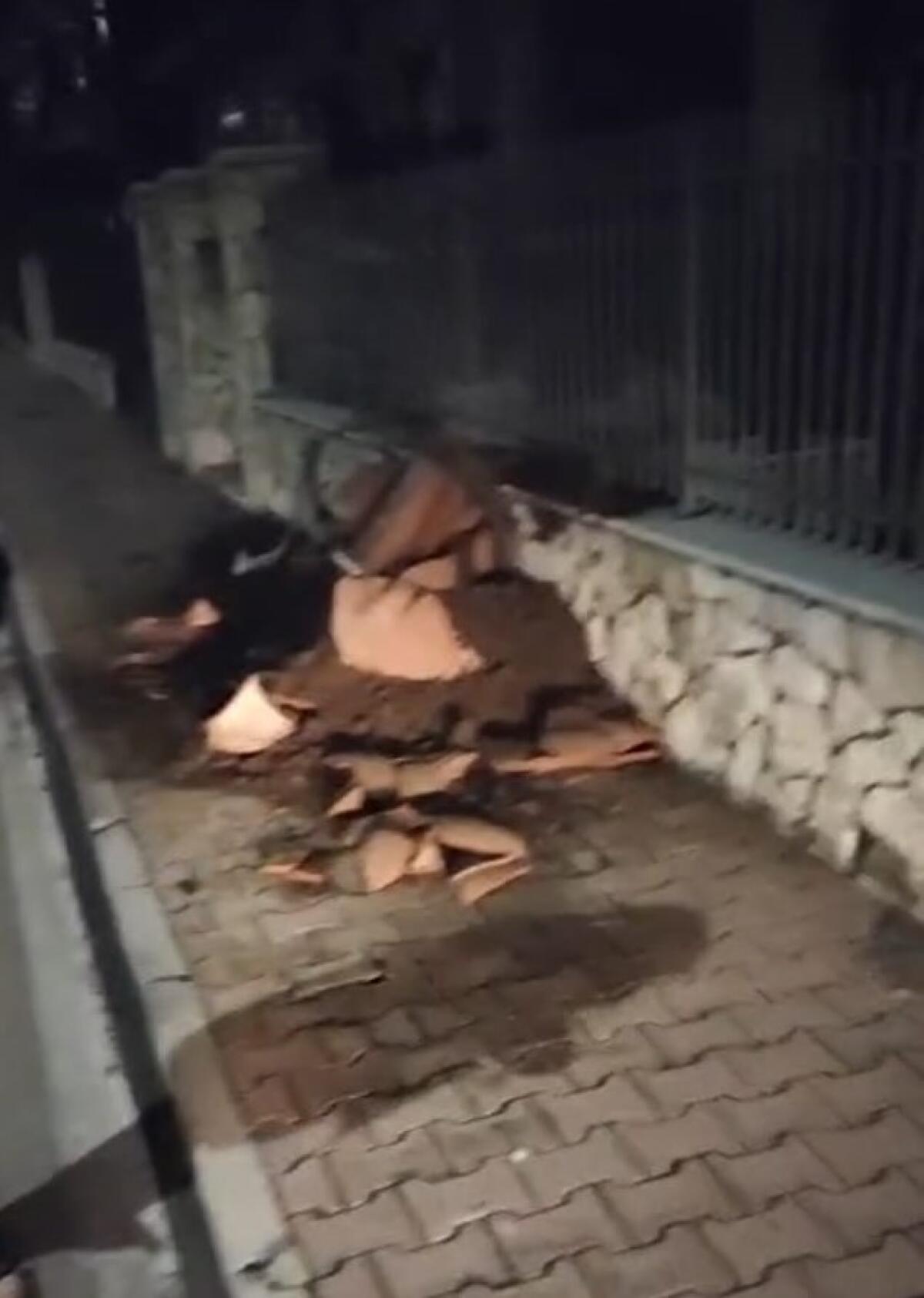 Cervinara. Auto distrugge vasi ornamentali sul marciapiede e si allontana. - 