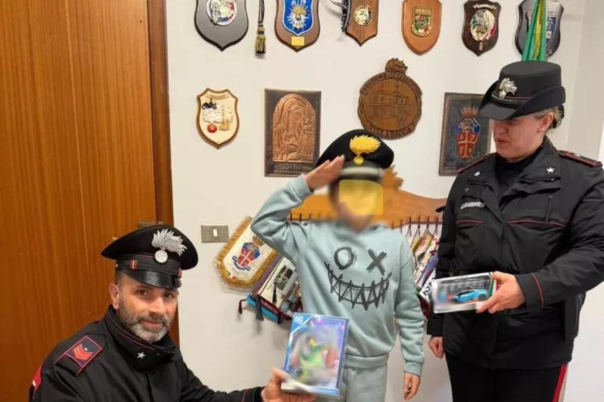 11enne vende libri per strada: 'per comperare un regalo a mia sorella' - 