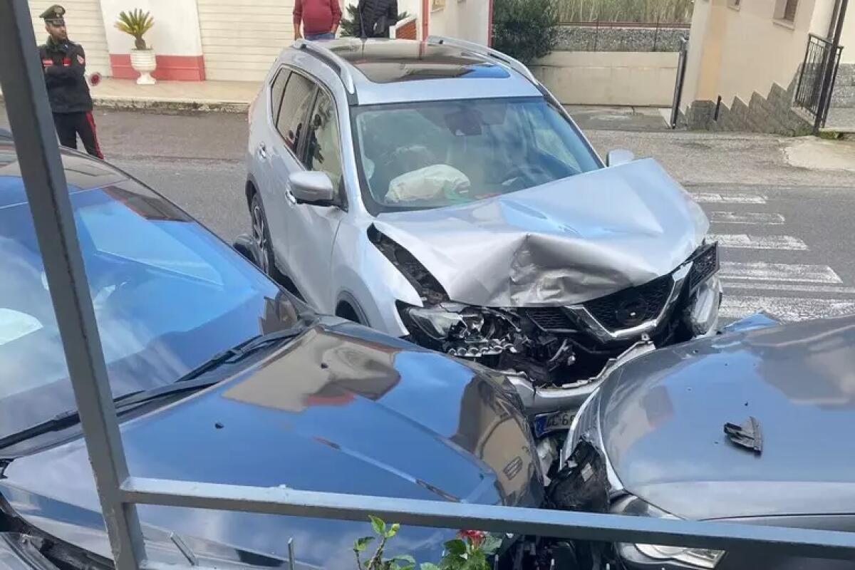 Auto della scorta di Gratteri, coinvolta in un incidente stradale: tre feriti - 