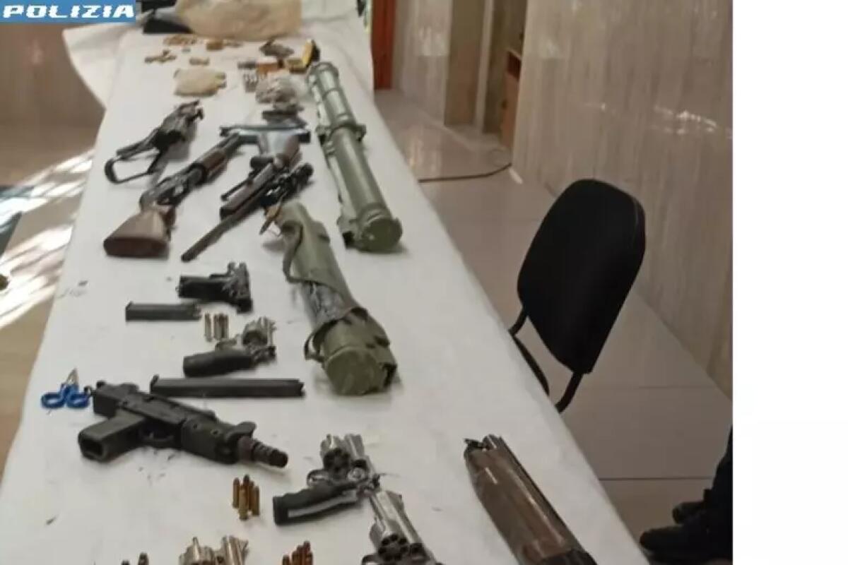 Tre lanciarazzi pronti all'uso in arsenale rinvenuto sotto terra - 