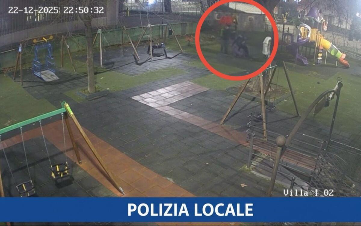 Cervinara. Vandalizzate giostrine Villa Comunale, autori ripresi dalle telecamere. - 