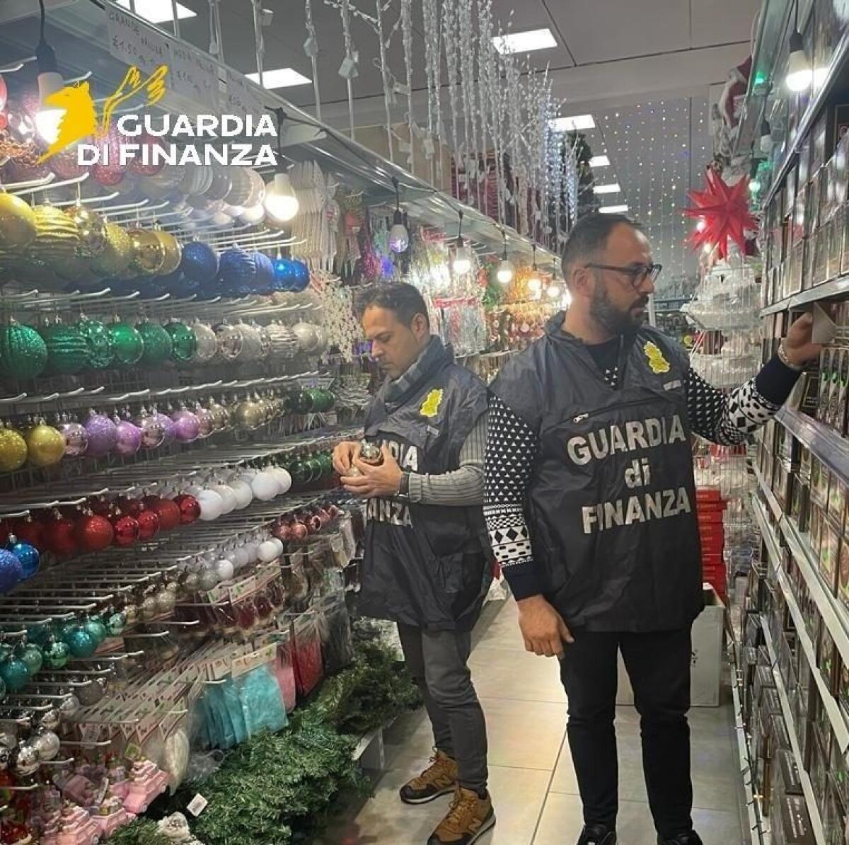 Montesarchio. Guardia di Finanza sequestra oltre 100 mila articoli natalizi - 