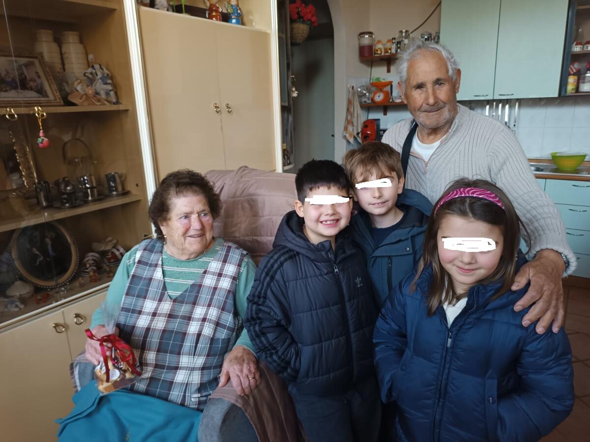 Sant’Agata de’ Goti: quando i bambini abbracciano gli anziani. - 