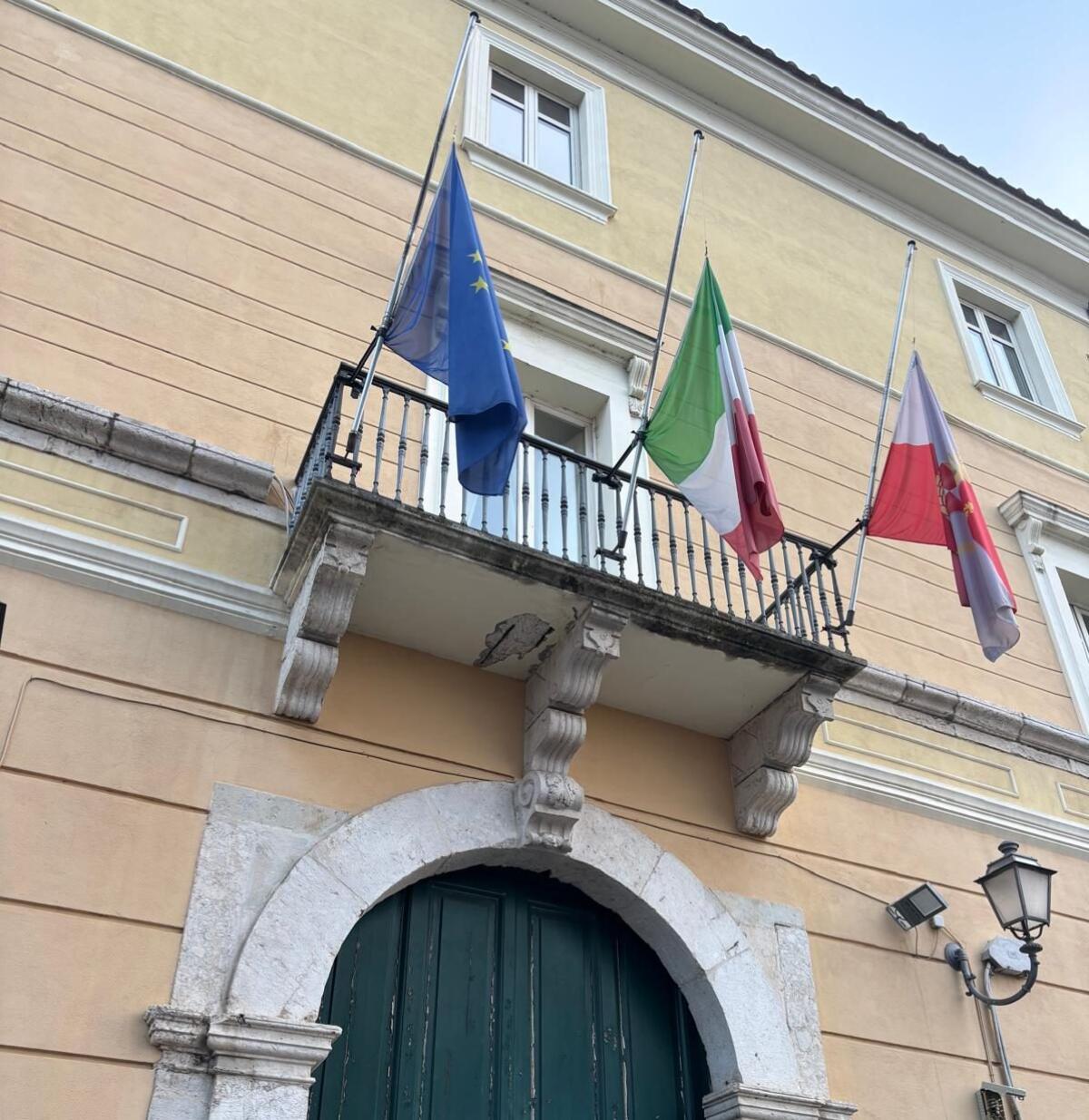 Giorno della Memoria, bandiere a mezz'asta al Comune di Benevento - 