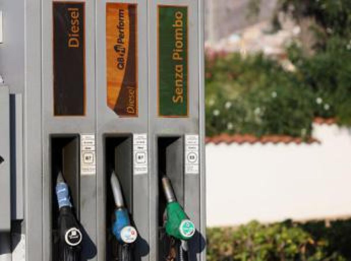 Effetto accise sui carburanti, il gasolio supera la benzina - 