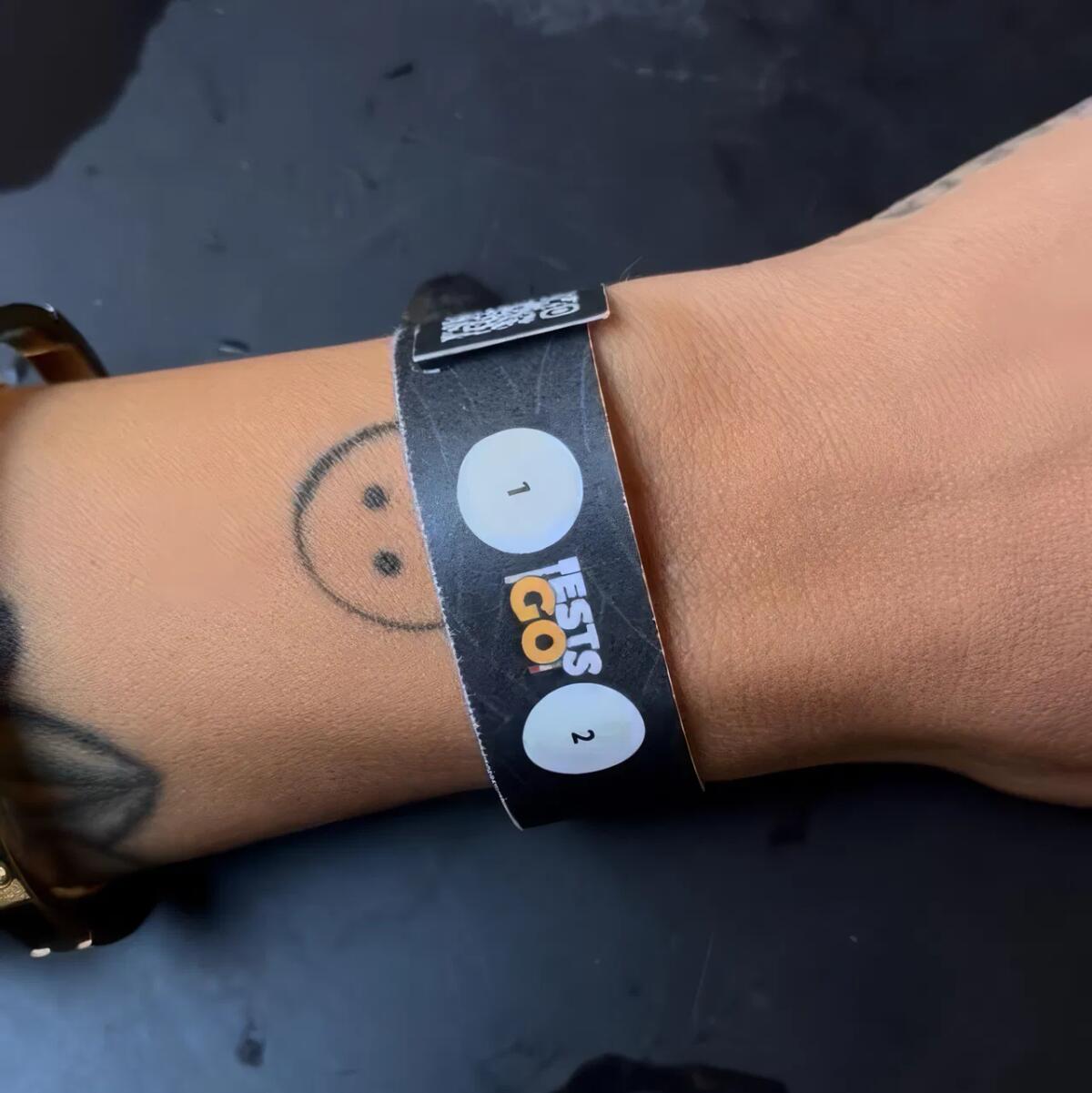 Poco affidabili i braccialetti sentinella che scoprono la droga nelle bevande - 