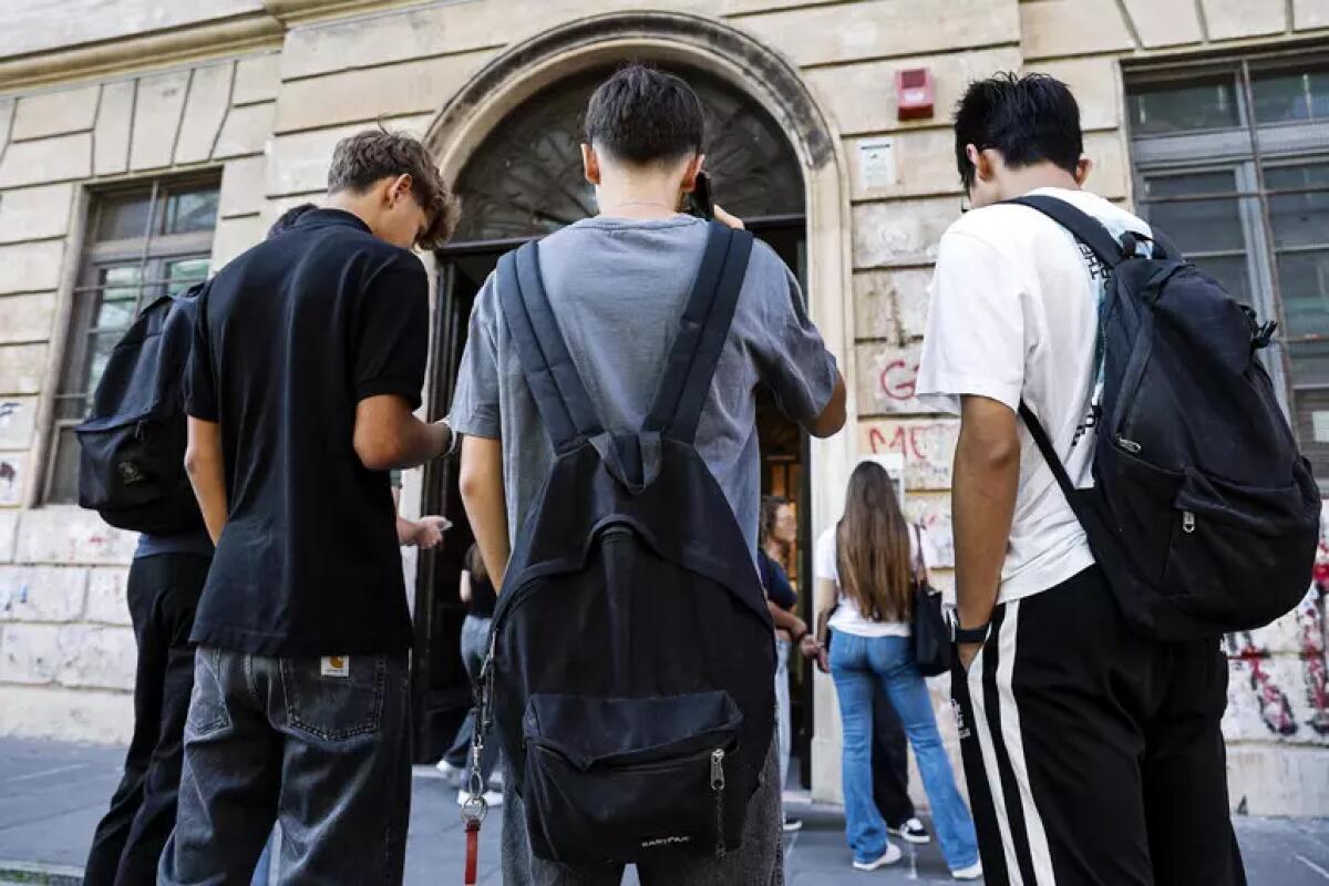 Studente suicida per atti di bullismo a scuola, provvedimenti per altre due docenti - 