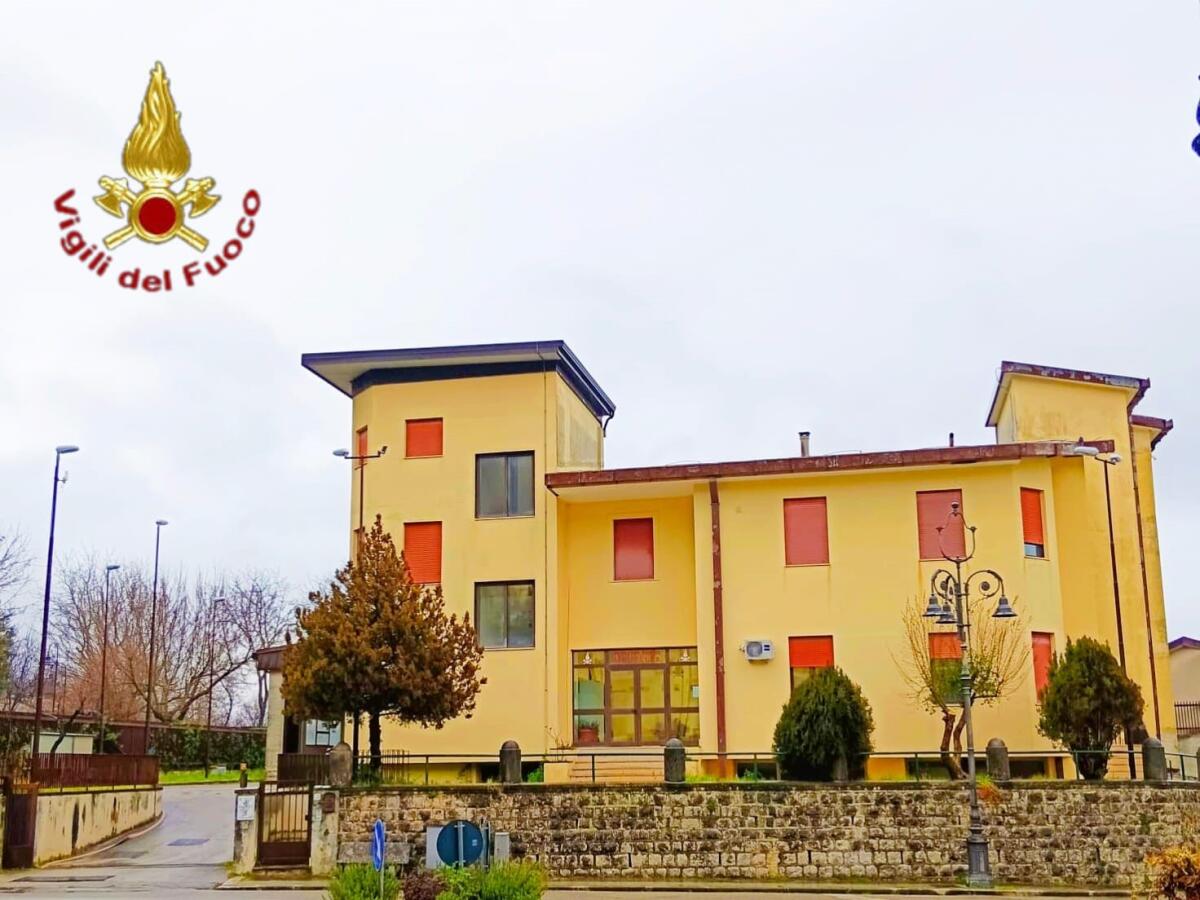 Da una stufa a pellet si sviluppa un incendio, paura per una famiglia di Volturara Irpina - 