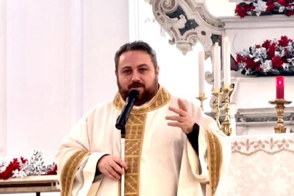 Atti di vandalismo contro chiesa e negozi, parroco in prima linea - 