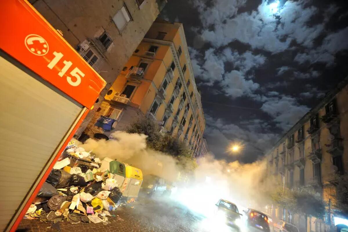 Non vuole vedere immondizia e incendia i cassonetti, arrestato - 