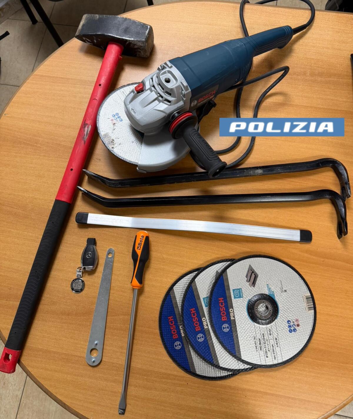 Riescono a sfuggire agli agenti due persone che viaggiavano su una Classe A con targhe false - 