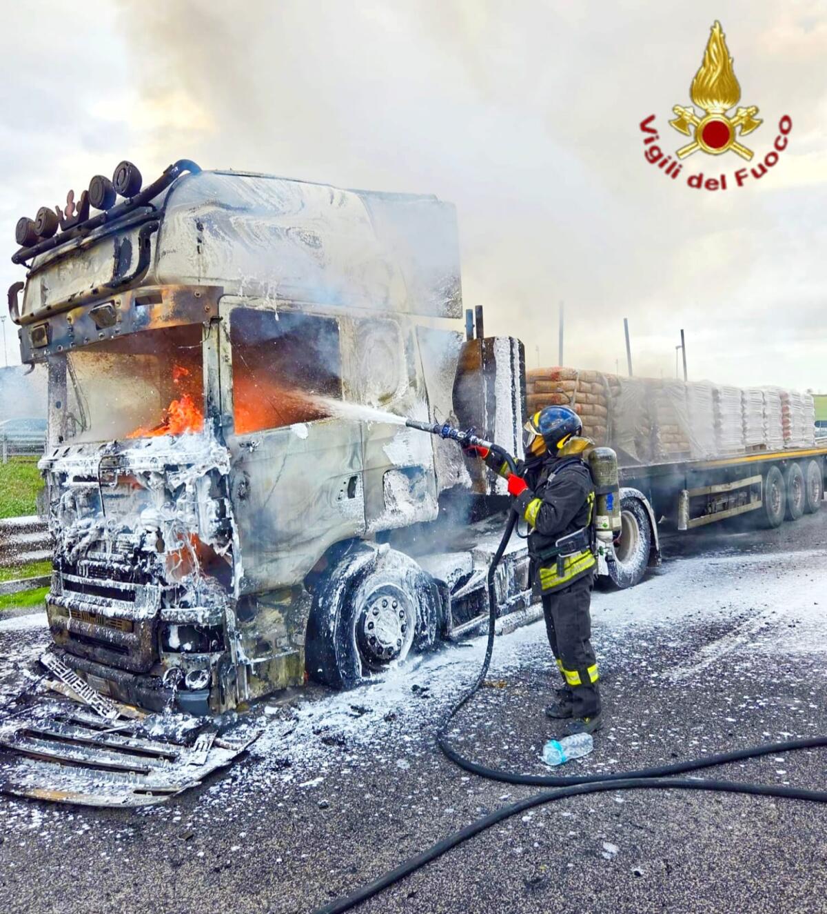 Incendio di un autoarticolato che trasportava cemento in sacchi - 
