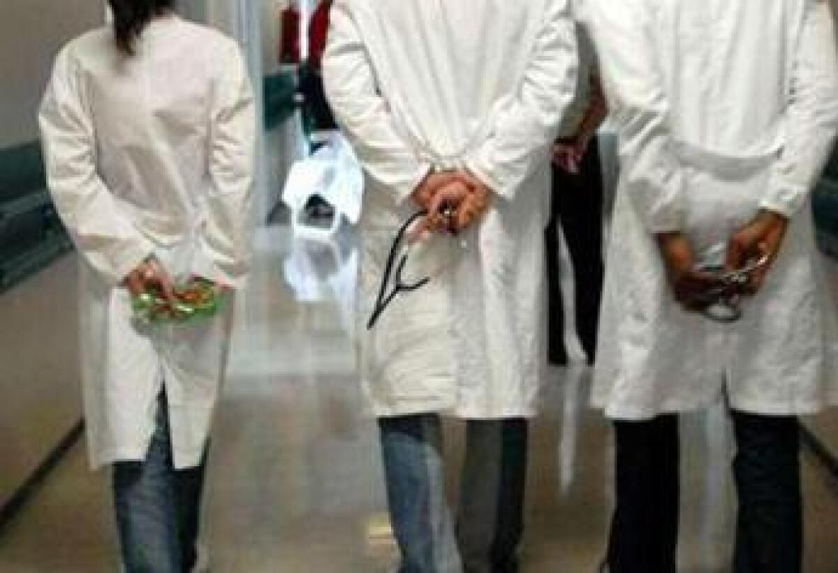 Proroga per medici al lavoro fino a 72 anni, esclusi universitari - 