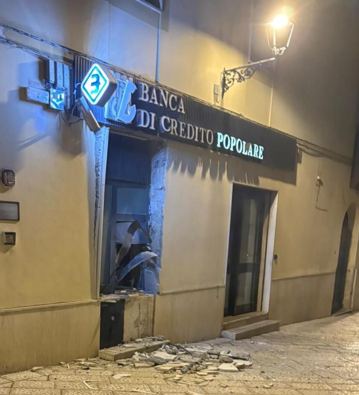 Sant'Agata de' Goti: ignoti fanno saltare bancomat del Credito Popolare - 