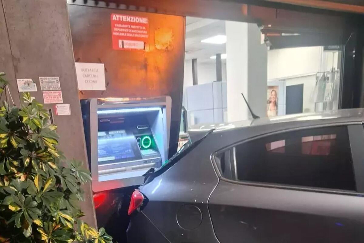 Auto contro banca per rubare il bancomat, caccia ai banditi - 