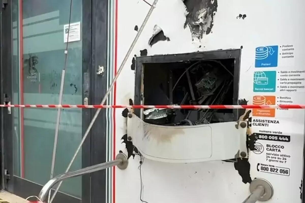 Scardinato bancomat con esplosivo nell'Avellinese - 