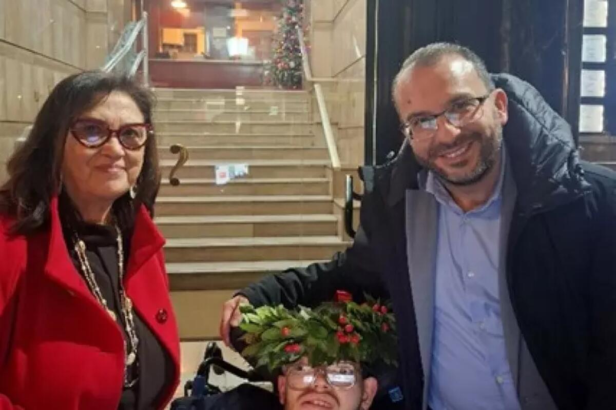 Andrea si laurea oltre ogni limite, quando la voce nasce dagli occhi - 