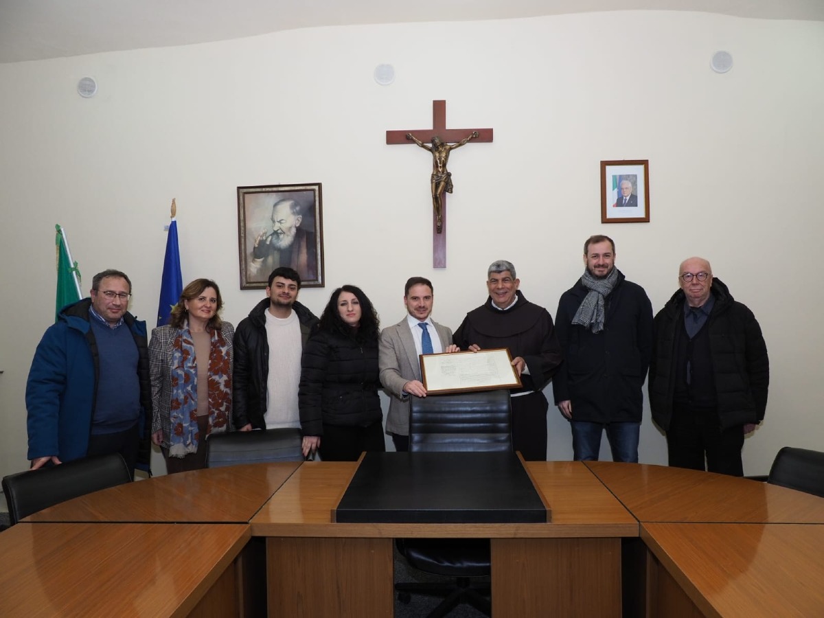 Pietrelcina abbraccia Padre Ibrahim - 