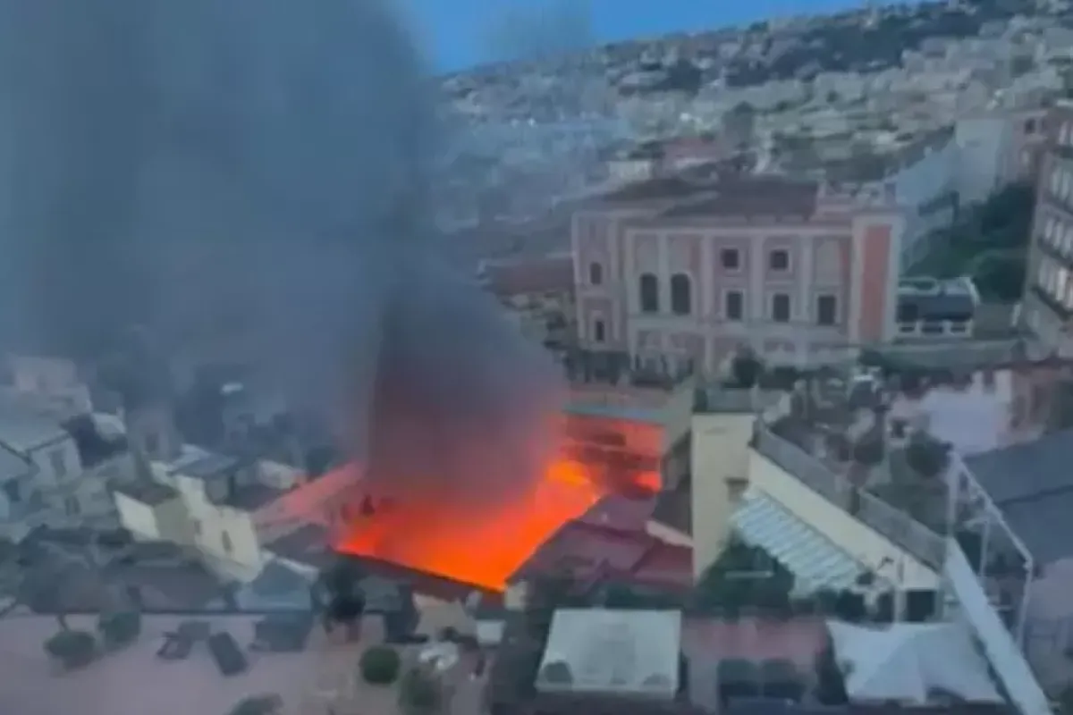 Napoli Le fiamme divorano lo storico Teatro Sannazaro - 