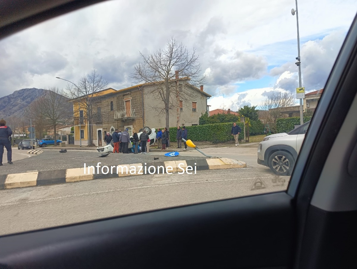 Montesarchio. Auto sale sulla rotonda e si capovolge - 