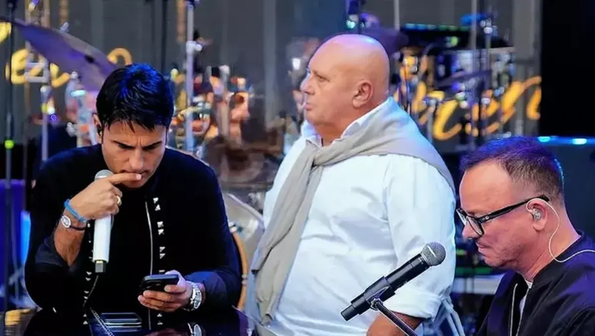 Napoli piange il "Poeta del Popolo" da 20 milioni di dischi - 