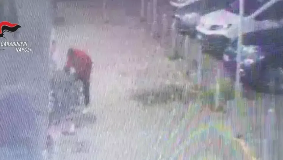 Tenta di strappare bimbo alla madre davanti al supermercato - 