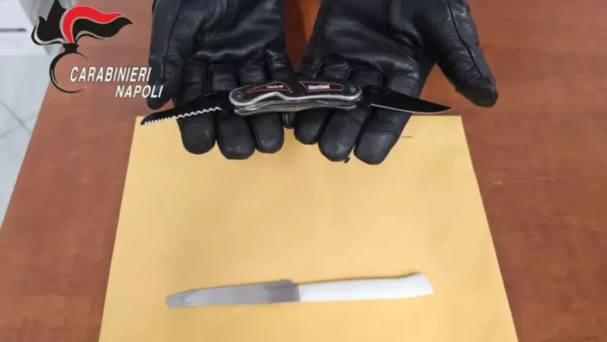 Coltelli sui banchi di scuola durante lezione - 