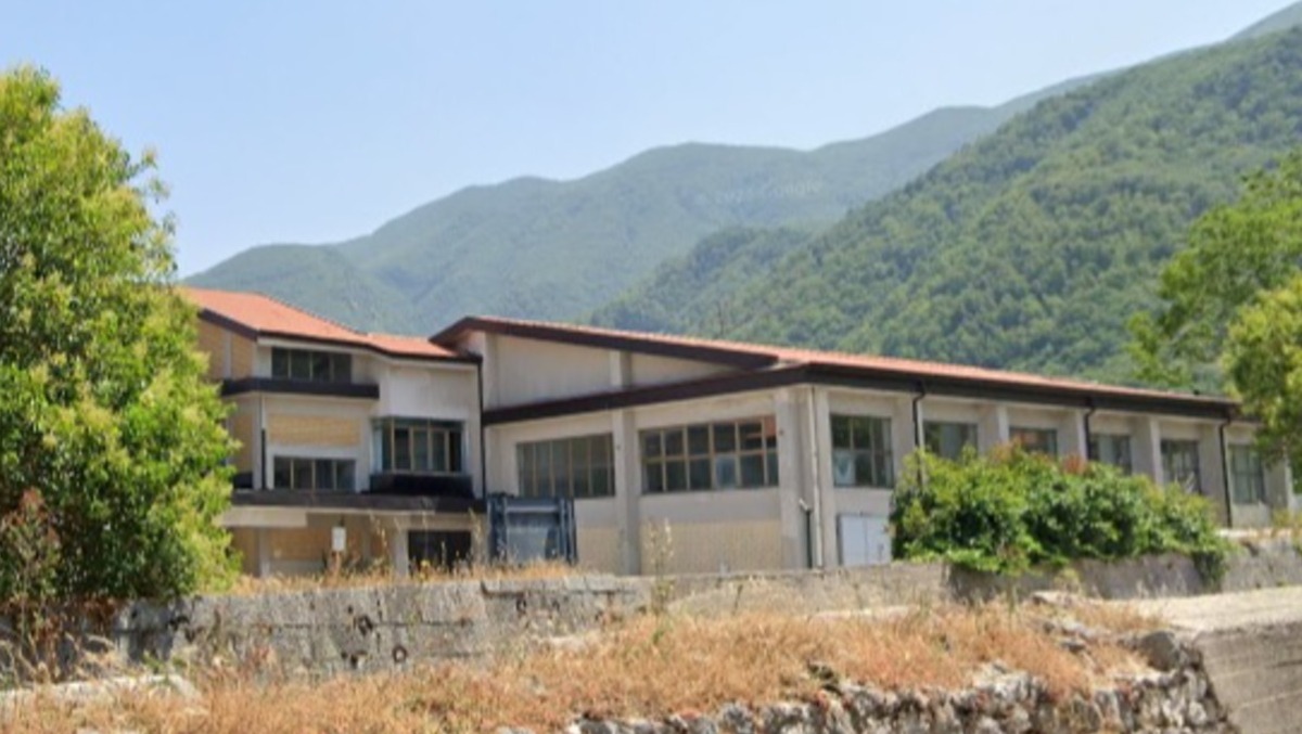 Scuole: eroi per le periferie, disertori per il Capoluogo. - 