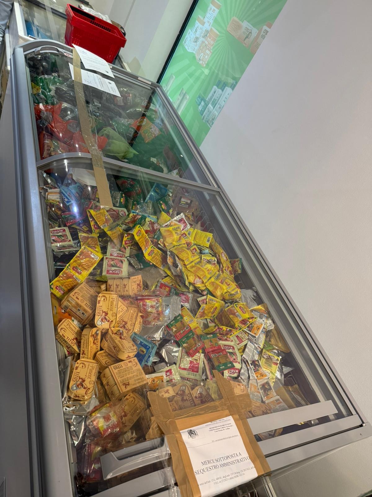Sequestrati alimenti scaduti e privi di tracciabilità. - 