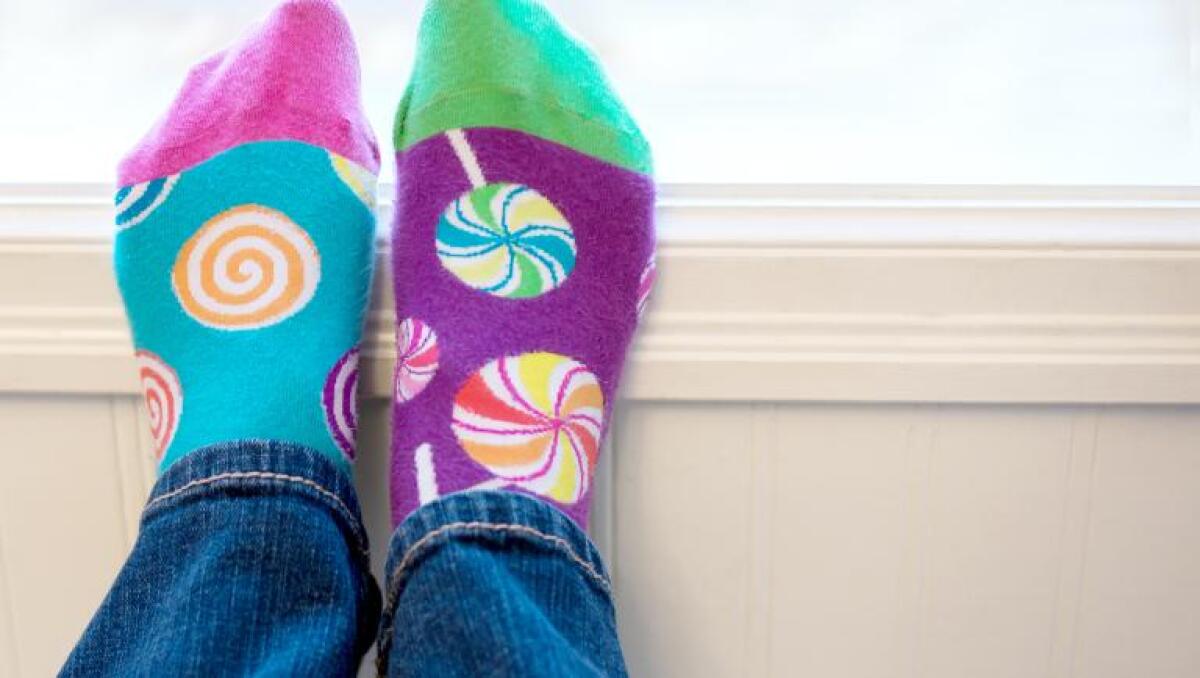 Piedi Liberi, Menti Aperte: Perché nel 2026 amiamo ancora i Calzini Spaiati - 