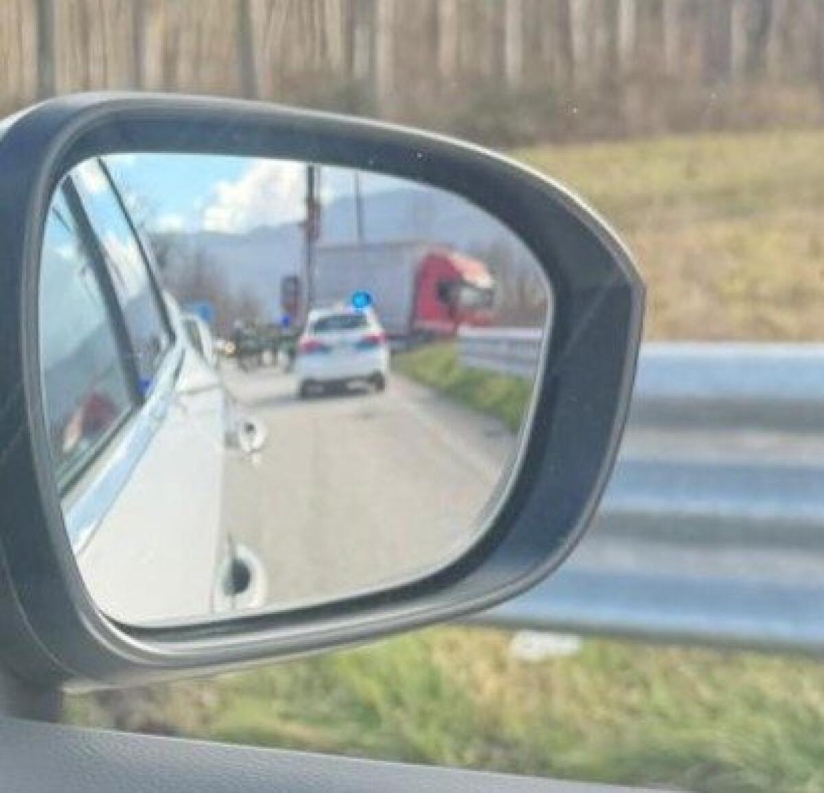 Camion finisce fuori strada lungo la strada Asi Cervinara-San Martino. - 