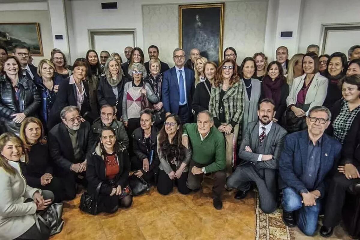 Una folla 'invade' uffici del Pg di Napoli per esprimergli solidarietà - 