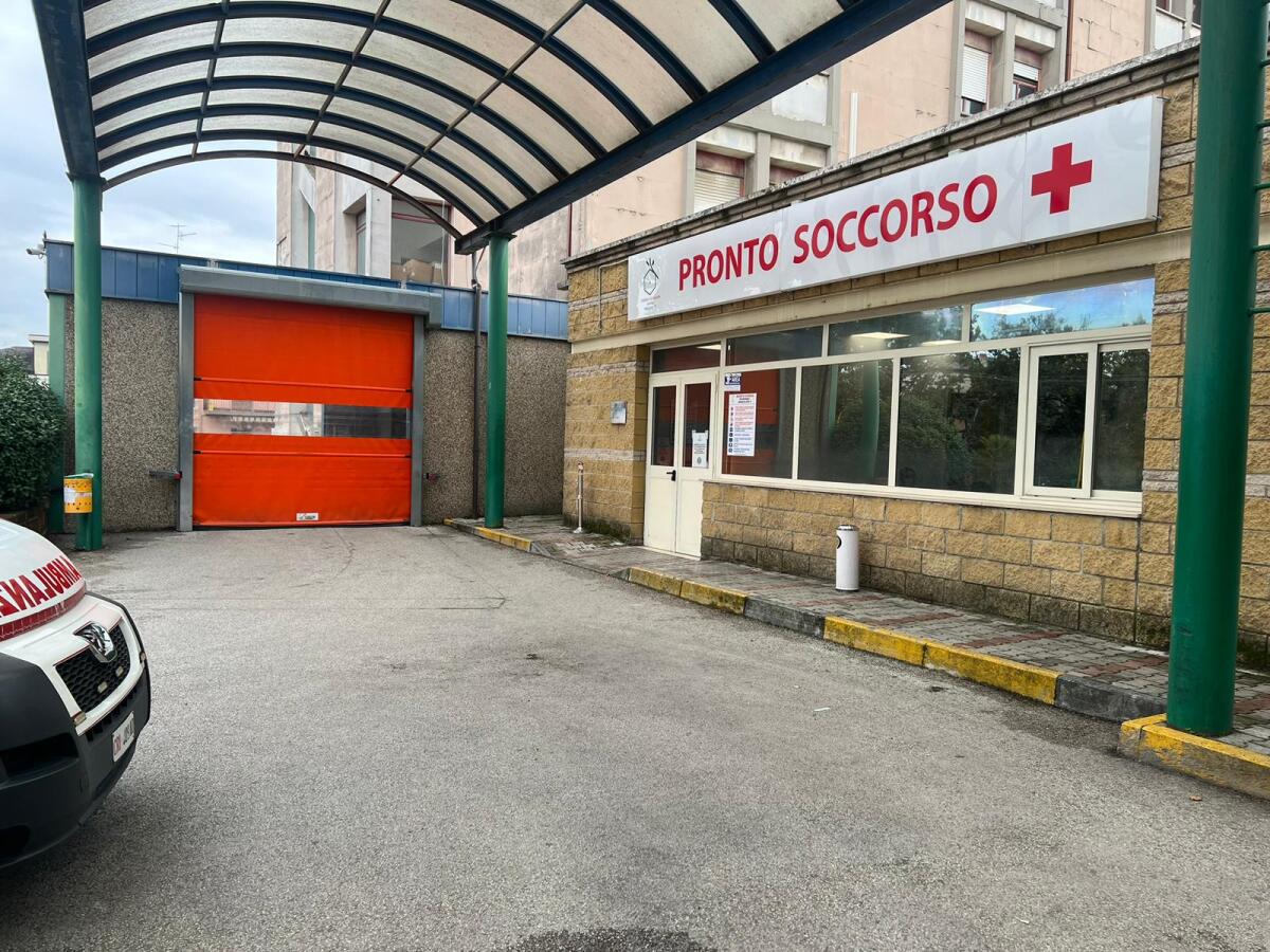 Una donna di 45 anni ricoverata al San Pio con ferite di arma da fuoco, è in gravi condizioni. Arrestato il marito - 